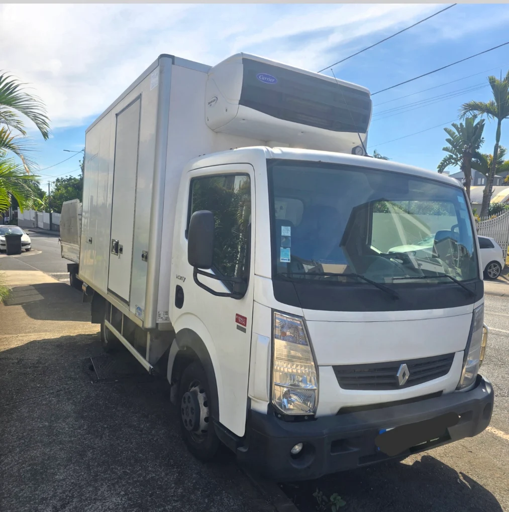 Notre camion frigorifique Renault – Hassan Location La Réunion
